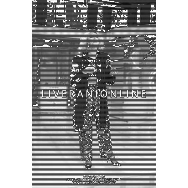 Neg- RETROSPETTIVA LORETTA GOGGI CANTANTE E CONDUTTRICE TELEVISIVA NELLA FOTO NEL PROGRAMMA RAI TV \'LORETTA GOGGI IN QUIZ\' A MILANO NEL 1984 AG ALDO LIVERANI SAS