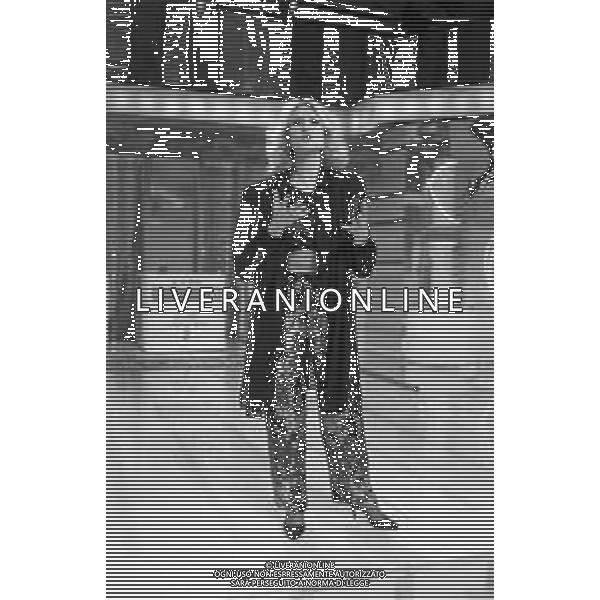 Neg- RETROSPETTIVA LORETTA GOGGI CANTANTE E CONDUTTRICE TELEVISIVA NELLA FOTO NEL PROGRAMMA RAI TV \'LORETTA GOGGI IN QUIZ\' A MILANO NEL 1984 AG ALDO LIVERANI SAS