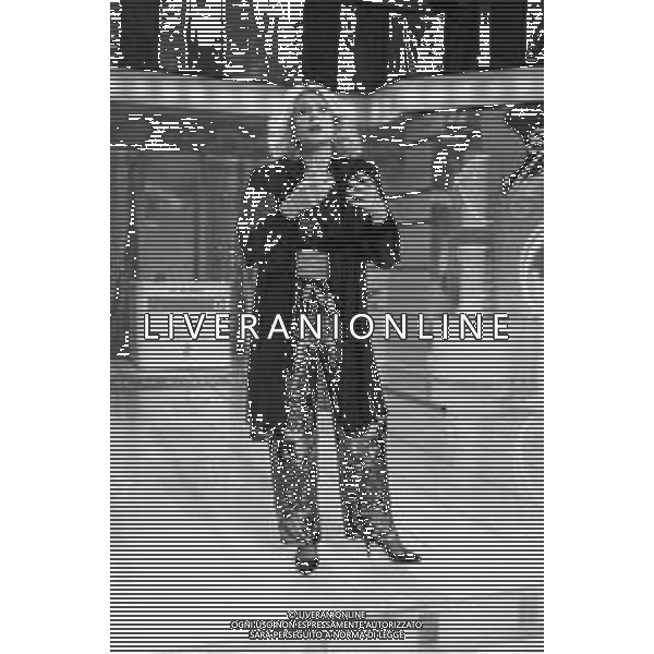 Neg- RETROSPETTIVA LORETTA GOGGI CANTANTE E CONDUTTRICE TELEVISIVA NELLA FOTO NEL PROGRAMMA RAI TV \'LORETTA GOGGI IN QUIZ\' A MILANO NEL 1984 AG ALDO LIVERANI SAS