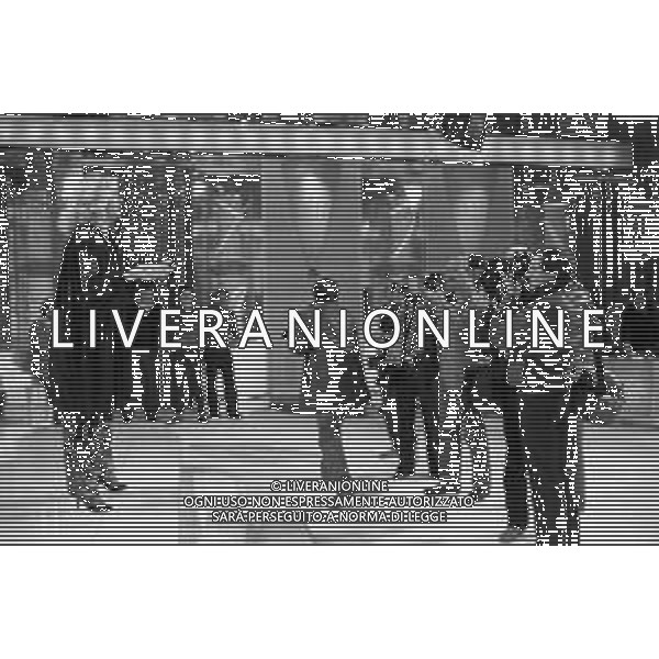 Neg- RETROSPETTIVA LORETTA GOGGI CANTANTE E CONDUTTRICE TELEVISIVA NELLA FOTO NEL PROGRAMMA RAI TV \'LORETTA GOGGI IN QUIZ\' A MILANO NEL 1984 AG ALDO LIVERANI SAS