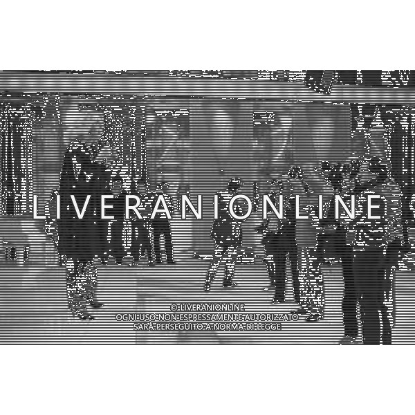 Neg- RETROSPETTIVA LORETTA GOGGI CANTANTE E CONDUTTRICE TELEVISIVA NELLA FOTO NEL PROGRAMMA RAI TV \'LORETTA GOGGI IN QUIZ\' A MILANO NEL 1984 AG ALDO LIVERANI SAS