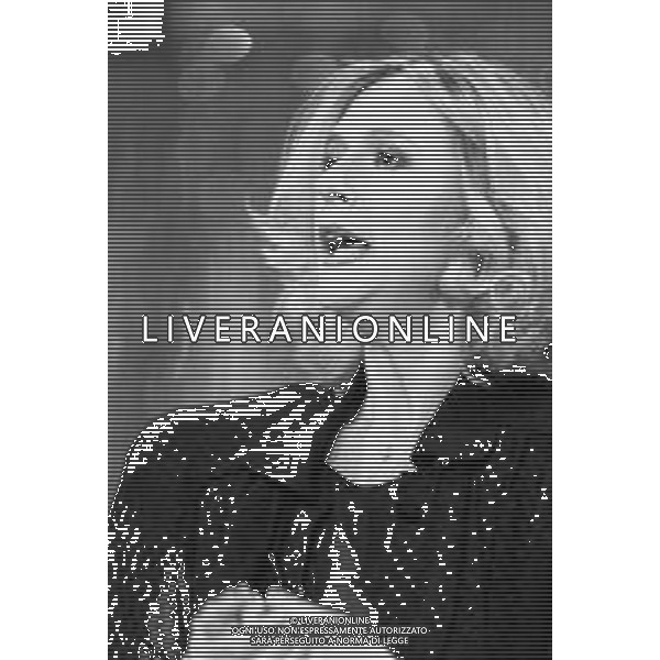 Neg- RETROSPETTIVA LORETTA GOGGI CANTANTE E CONDUTTRICE TELEVISIVA NELLA FOTO NEL PROGRAMMA RAI TV \'LORETTA GOGGI IN QUIZ\' A MILANO NEL 1984 AG ALDO LIVERANI SAS