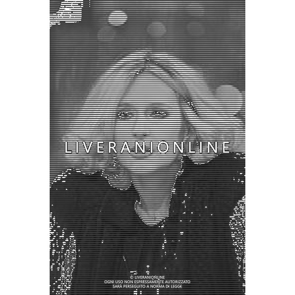 Neg- RETROSPETTIVA LORETTA GOGGI CANTANTE E CONDUTTRICE TELEVISIVA NELLA FOTO NEL PROGRAMMA RAI TV \'LORETTA GOGGI IN QUIZ\' A MILANO NEL 1984 AG ALDO LIVERANI SAS