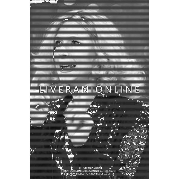 Neg- RETROSPETTIVA LORETTA GOGGI CANTANTE E CONDUTTRICE TELEVISIVA NELLA FOTO NEL PROGRAMMA RAI TV \'LORETTA GOGGI IN QUIZ\' A MILANO NEL 1984 AG ALDO LIVERANI SAS