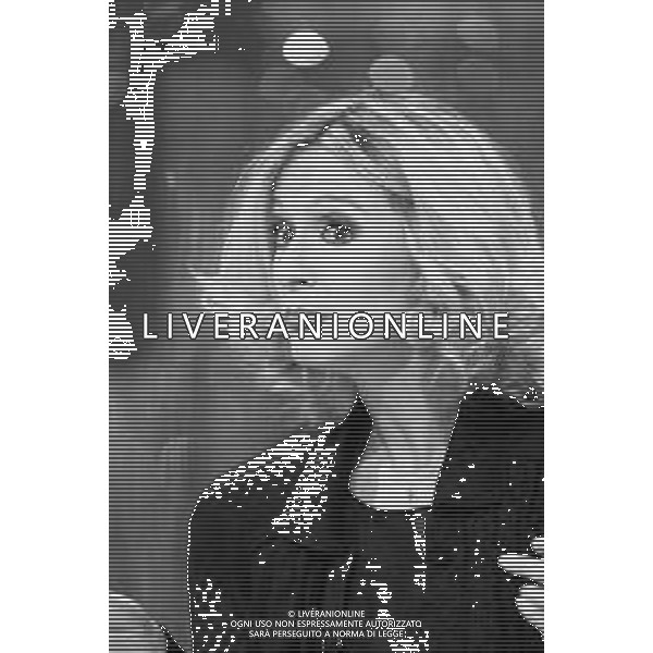 Neg- RETROSPETTIVA LORETTA GOGGI CANTANTE E CONDUTTRICE TELEVISIVA NELLA FOTO NEL PROGRAMMA RAI TV \'LORETTA GOGGI IN QUIZ\' A MILANO NEL 1984 AG ALDO LIVERANI SAS