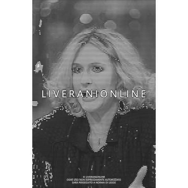 Neg- RETROSPETTIVA LORETTA GOGGI CANTANTE E CONDUTTRICE TELEVISIVA NELLA FOTO NEL PROGRAMMA RAI TV \'LORETTA GOGGI IN QUIZ\' A MILANO NEL 1984 AG ALDO LIVERANI SAS