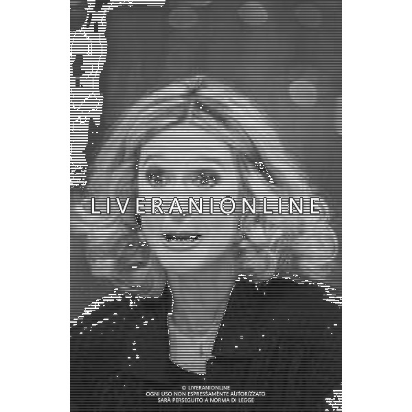 Neg- RETROSPETTIVA LORETTA GOGGI CANTANTE E CONDUTTRICE TELEVISIVA NELLA FOTO NEL PROGRAMMA RAI TV \'LORETTA GOGGI IN QUIZ\' A MILANO NEL 1984 AG ALDO LIVERANI SAS