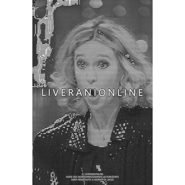 Neg- RETROSPETTIVA LORETTA GOGGI CANTANTE E CONDUTTRICE TELEVISIVA NELLA FOTO NEL PROGRAMMA RAI TV \'LORETTA GOGGI IN QUIZ\' A MILANO NEL 1984 AG ALDO LIVERANI SAS