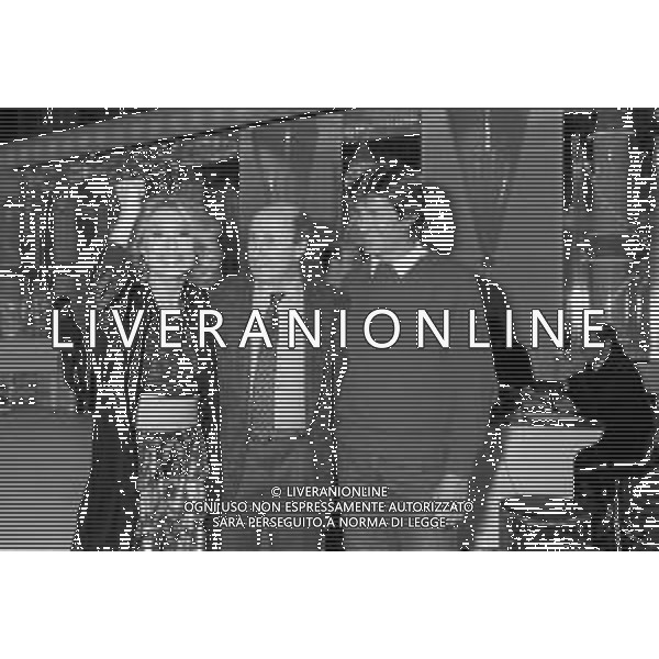 Neg- RETROSPETTIVA LORETTA GOGGI CANTANTE E CONDUTTRICE TELEVISIVA NELLA FOTO CON IL MARITO GIANNI BREZZA E GIGI VESIGNA NEL PROGRAMMA RAI TV \'LORETTA GOGGI IN QUIZ\' A MILANO NEL 1984 AG ALDO LIVERANI SAS