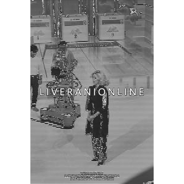 Neg- RETROSPETTIVA LORETTA GOGGI CANTANTE E CONDUTTRICE TELEVISIVA NELLA FOTO NEL PROGRAMMA RAI TV \'LORETTA GOGGI IN QUIZ\' A MILANO NEL 1984 AG ALDO LIVERANI SAS