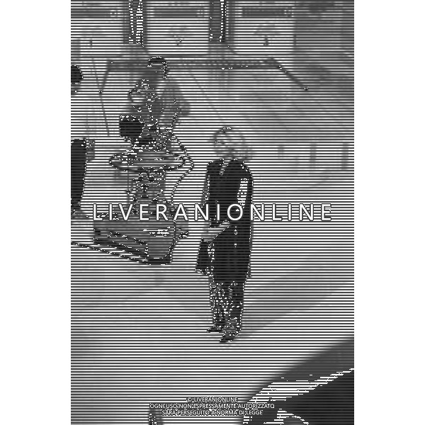 Neg- RETROSPETTIVA LORETTA GOGGI CANTANTE E CONDUTTRICE TELEVISIVA NELLA FOTO NEL PROGRAMMA RAI TV \'LORETTA GOGGI IN QUIZ\' A MILANO NEL 1984 AG ALDO LIVERANI SAS