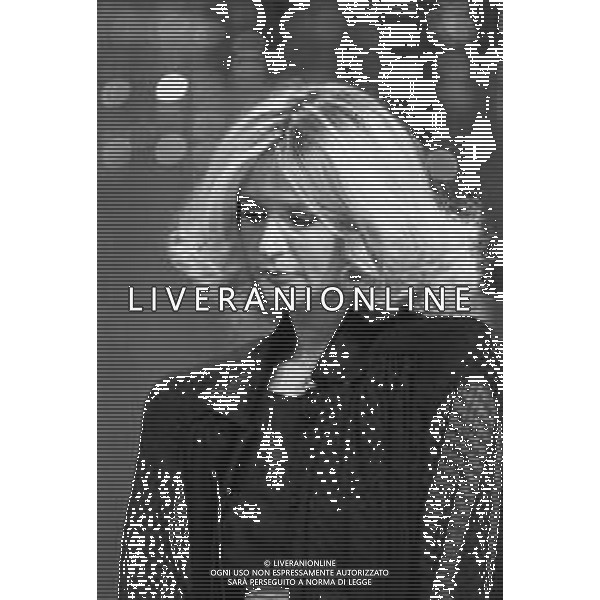 Neg- RETROSPETTIVA LORETTA GOGGI CANTANTE E CONDUTTRICE TELEVISIVA NELLA FOTO NEL PROGRAMMA RAI TV \'LORETTA GOGGI IN QUIZ\' A MILANO NEL 1984 AG ALDO LIVERANI SAS