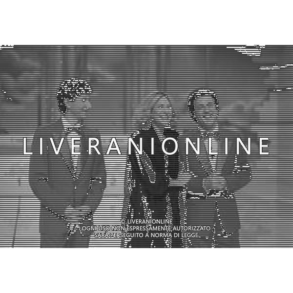 Neg- RETROSPETTIVA LORETTA GOGGI CANTANTE E CONDUTTRICE TELEVISIVA NELLA FOTO CON FABIO FAZIO E MEMO REMIGI, NEL PROGRAMMA RAI TV \'LORETTA GOGGI IN QUIZ\' A MILANO NEL 1984 AG ALDO LIVERANI SAS