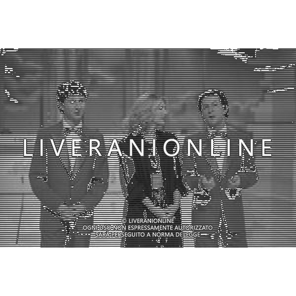 Neg- RETROSPETTIVA LORETTA GOGGI CANTANTE E CONDUTTRICE TELEVISIVA NELLA FOTO CON FABIO FAZIO E MEMO REMIGI, NEL PROGRAMMA RAI TV \'LORETTA GOGGI IN QUIZ\' A MILANO NEL 1984 AG ALDO LIVERANI SAS