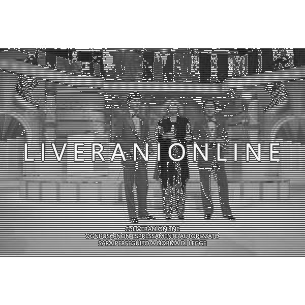 Neg- RETROSPETTIVA LORETTA GOGGI CANTANTE E CONDUTTRICE TELEVISIVA NELLA FOTO CON FABIO FAZIO E MEMO REMIGI, NEL PROGRAMMA RAI TV \'LORETTA GOGGI IN QUIZ\' A MILANO NEL 1984 AG ALDO LIVERANI SAS