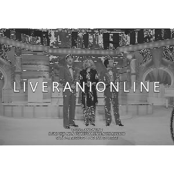 Neg- RETROSPETTIVA LORETTA GOGGI CANTANTE E CONDUTTRICE TELEVISIVA NELLA FOTO CON FABIO FAZIO E MEMO REMIGI, NEL PROGRAMMA RAI TV \'LORETTA GOGGI IN QUIZ\' A MILANO NEL 1984 AG ALDO LIVERANI SAS