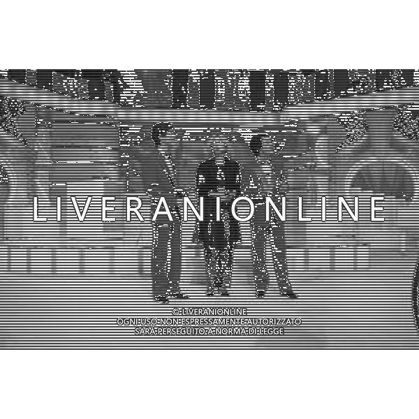 Neg- RETROSPETTIVA LORETTA GOGGI CANTANTE E CONDUTTRICE TELEVISIVA NELLA FOTO CON FABIO FAZIO E MEMO REMIGI, NEL PROGRAMMA RAI TV \'LORETTA GOGGI IN QUIZ\' A MILANO NEL 1984 AG ALDO LIVERANI SAS