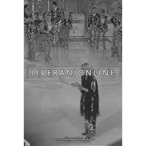 Neg- RETROSPETTIVA LORETTA GOGGI CANTANTE E CONDUTTRICE TELEVISIVA NELLA FOTO NEL PROGRAMMA RAI TV \'LORETTA GOGGI IN QUIZ\' A MILANO NEL 1984 AG ALDO LIVERANI SAS