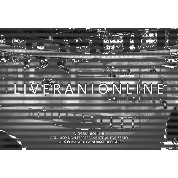 Neg- RETROSPETTIVA LORETTA GOGGI CANTANTE E CONDUTTRICE TELEVISIVA NELLA FOTO NEL PROGRAMMA RAI TV \'LORETTA GOGGI IN QUIZ\' A MILANO NEL 1984 AG ALDO LIVERANI SAS
