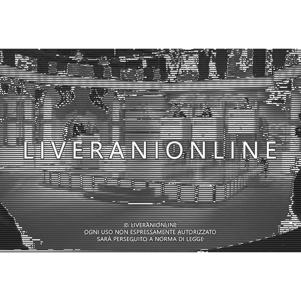 Neg- RETROSPETTIVA LORETTA GOGGI CANTANTE E CONDUTTRICE TELEVISIVA NELLA FOTO NEL PROGRAMMA RAI TV \'LORETTA GOGGI IN QUIZ\' A MILANO NEL 1984 AG ALDO LIVERANI SAS