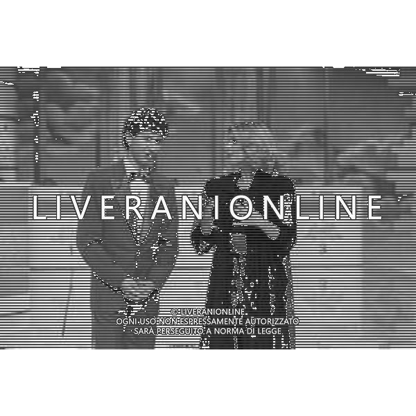 Neg- RETROSPETTIVA LORETTA GOGGI CANTANTE E CONDUTTRICE TELEVISIVA NELLA FOTO CON FABIO FAZIO NEL PROGRAMMA RAI TV \'LORETTA GOGGI IN QUIZ\' A MILANO NEL 1984 AG ALDO LIVERANI SAS