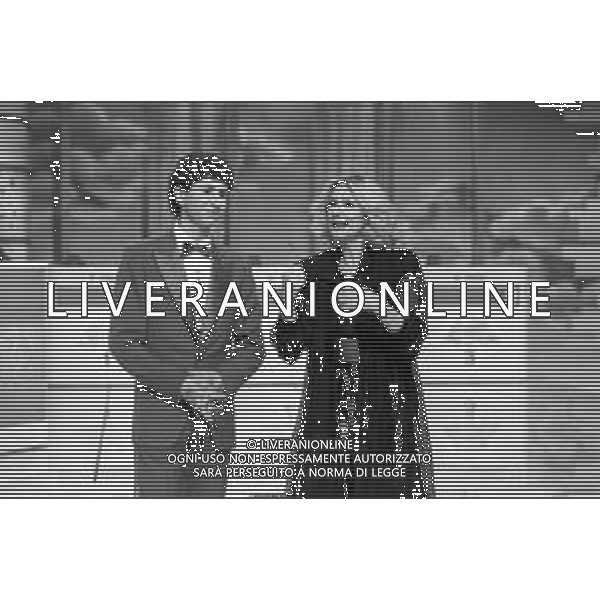 Neg- RETROSPETTIVA LORETTA GOGGI CANTANTE E CONDUTTRICE TELEVISIVA NELLA FOTO CON FABIO FAZIO NEL PROGRAMMA RAI TV \'LORETTA GOGGI IN QUIZ\' A MILANO NEL 1984 AG ALDO LIVERANI SAS