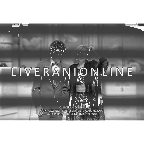 Neg- RETROSPETTIVA LORETTA GOGGI CANTANTE E CONDUTTRICE TELEVISIVA NELLA FOTO CON FABIO FAZIO NEL PROGRAMMA RAI TV \'LORETTA GOGGI IN QUIZ\' A MILANO NEL 1984 AG ALDO LIVERANI SAS