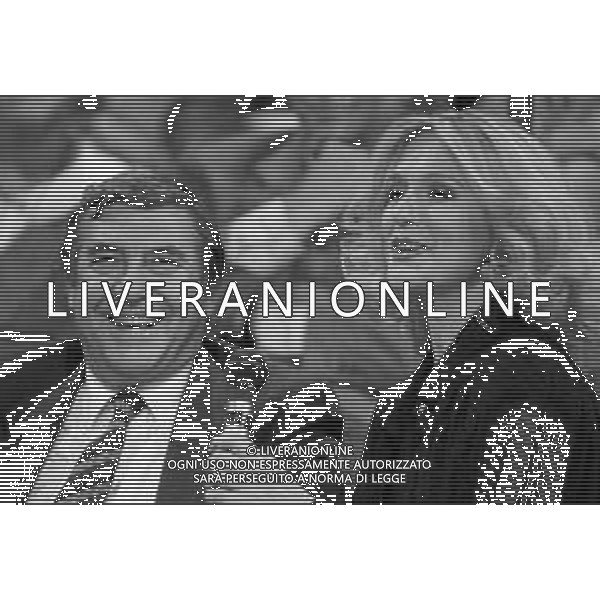 Neg- RETROSPETTIVA LORETTA GOGGI CANTANTE E CONDUTTRICE TELEVISIVA NELLA FOTO NEL PROGRAMMA RAI TV \'LORETTA GOGGI IN QUIZ\' A MILANO NEL 1984 AG ALDO LIVERANI SAS