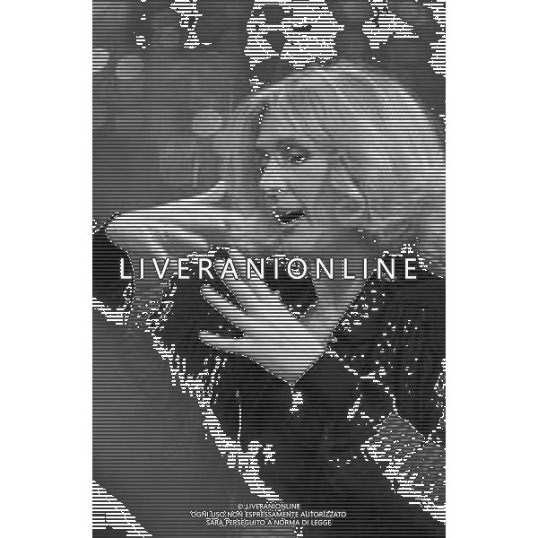 Neg- RETROSPETTIVA LORETTA GOGGI CANTANTE E CONDUTTRICE TELEVISIVA NELLA FOTO NEL PROGRAMMA RAI TV \'LORETTA GOGGI IN QUIZ\' A MILANO NEL 1984 AG ALDO LIVERANI SAS