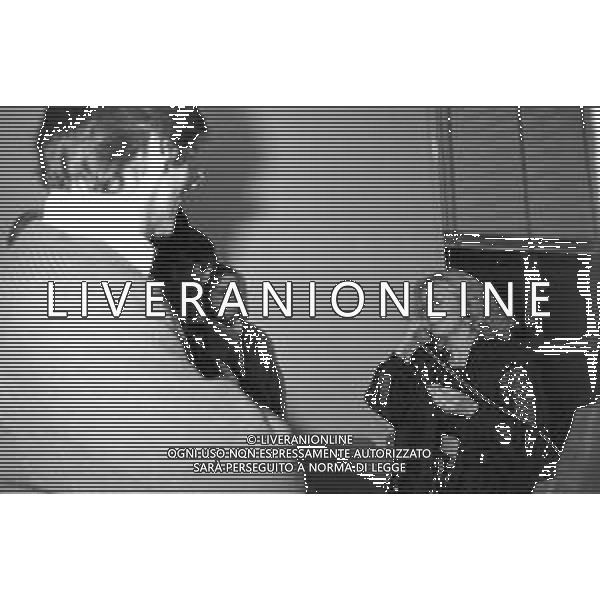 Neg- RETROSPETTIVA LORETTA GOGGI CANTANTE E CONDUTTRICE TELEVISIVA NELLA FOTO DIETRO LE QUINTE DEL PROGRAMMA RAI TV \'LORETTA GOGGI IN QUIZ\' A MILANO NEL 1984 AG ALDO LIVERANI SAS