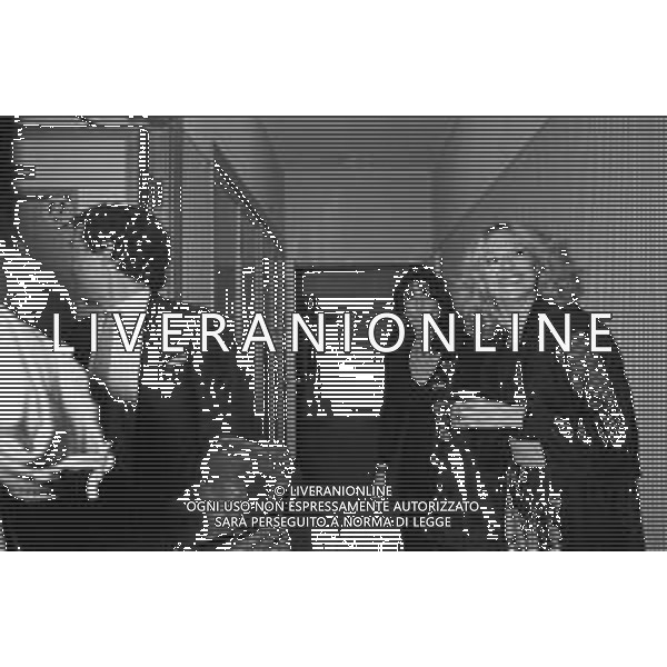 Neg- RETROSPETTIVA LORETTA GOGGI CANTANTE E CONDUTTRICE TELEVISIVA NELLA FOTO DIETRO LE QUINTE DEL PROGRAMMA RAI TV \'LORETTA GOGGI IN QUIZ\' A MILANO NEL 1984 AG ALDO LIVERANI SAS