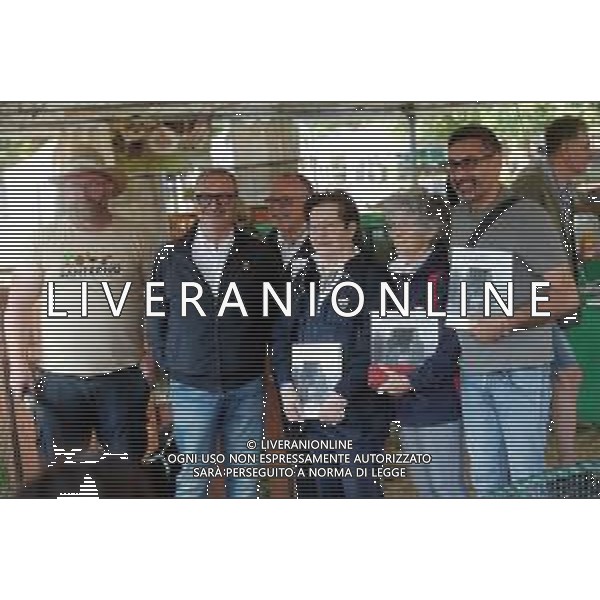 IMOLA 18 06 2023 FIERA AGRICOLA GARA DI CANTO DEL GALLO VINCITORE GALLO VALDARNO BIANCO NELLA FOTO ORGANIZZATORE DAVIDE MONTANARI ASSESSORE PIERANGELO RAFFINI,CRONOMETRISTI ©SANNA / AGENZIA ALDO LIVERANI SAS
