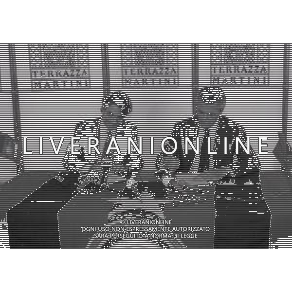 NEG-RETROSPETTIVA MASSIMO MORATTI PRESIDENTE INTER  NELLA FOTO MASSIMO MORATTI CON MARCO TRONCHETTI PROVERA PRESIDENTE PIRELLI PER LA SPONSORIZZAZIONE SULLE MAGLIE DELL\'INTER A TERRAZZA MARTINI MILANO NELL\'ANNO 1995 AG ALDO LIVERANI SAS  