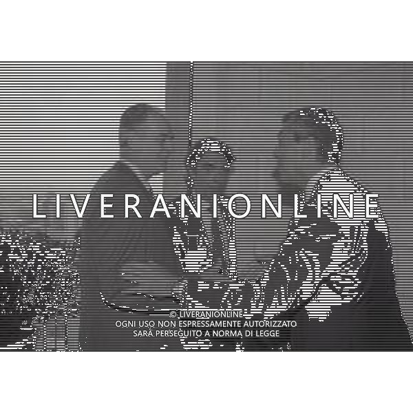 NEG-RETROSPETTIVA MASSIMO MORATTI PRESIDENTE INTER  NELLA FOTO MASSIMO MORATTI CON GIAMMARIA VISCONTI DI MODRONE E MARCO TRONCHETTI PROVERA PRESIDENTE PIRELLI PER LA SPONSORIZZAZIONE SULLE MAGLIE DELL\'INTER A TERRAZZA MARTINI MILANO NELL\'ANNO 1995 AG ALDO LIVERANI SAS 