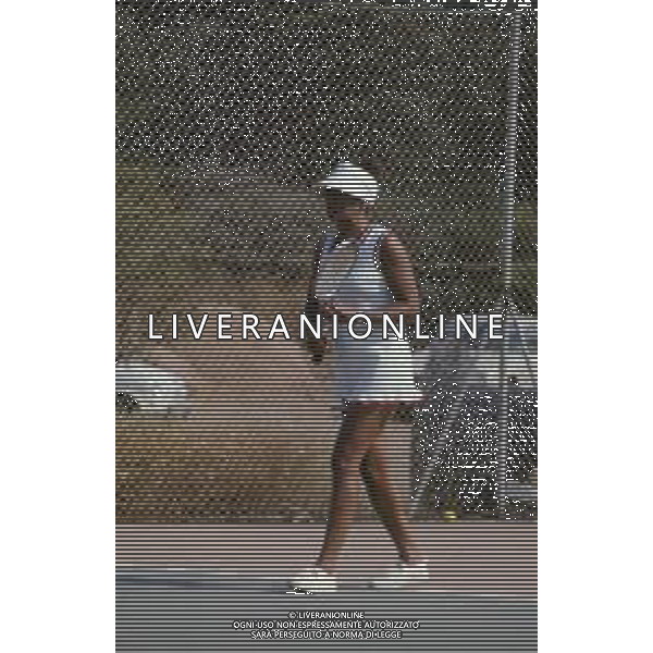 DIAP-RETROSPETTIVA SHIRLEY BASSEY CANTANTE NELLA FOTO SHIRLEY BASSEY GIOCA A TENNIS IN SARDEGNA AG ALDO LIVERANI SAS 
