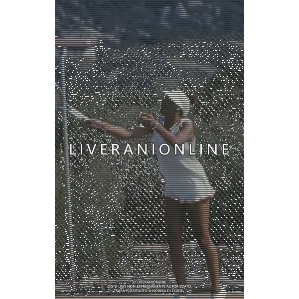 DIAP-RETROSPETTIVA SHIRLEY BASSEY CANTANTE NELLA FOTO SHIRLEY BASSEY GIOCA A TENNIS IN SARDEGNA AG ALDO LIVERANI SAS 