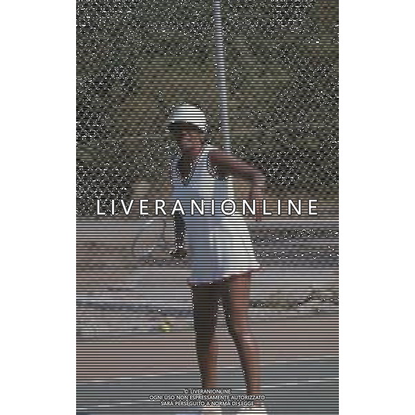 DIAP-RETROSPETTIVA SHIRLEY BASSEY CANTANTE NELLA FOTO SHIRLEY BASSEY GIOCA A TENNIS IN SARDEGNA AG ALDO LIVERANI SAS 