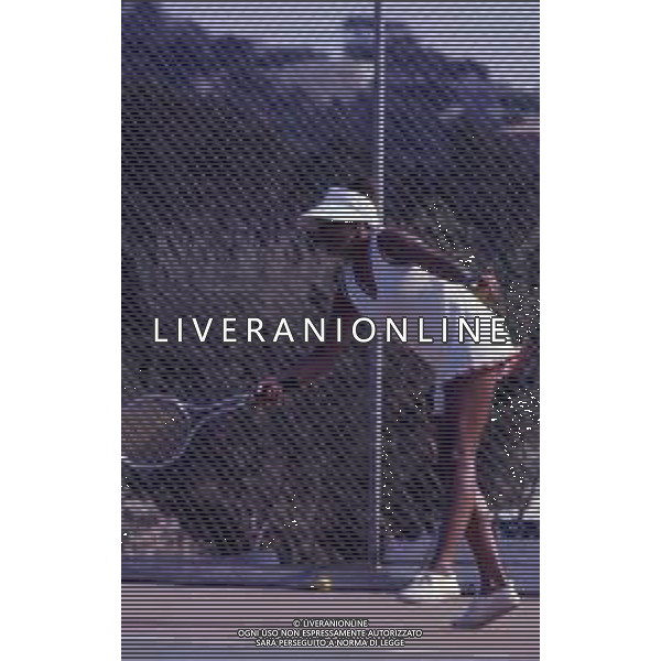 DIAP-RETROSPETTIVA SHIRLEY BASSEY CANTANTE NELLA FOTO SHIRLEY BASSEY GIOCA A TENNIS IN SARDEGNA AG ALDO LIVERANI SAS 