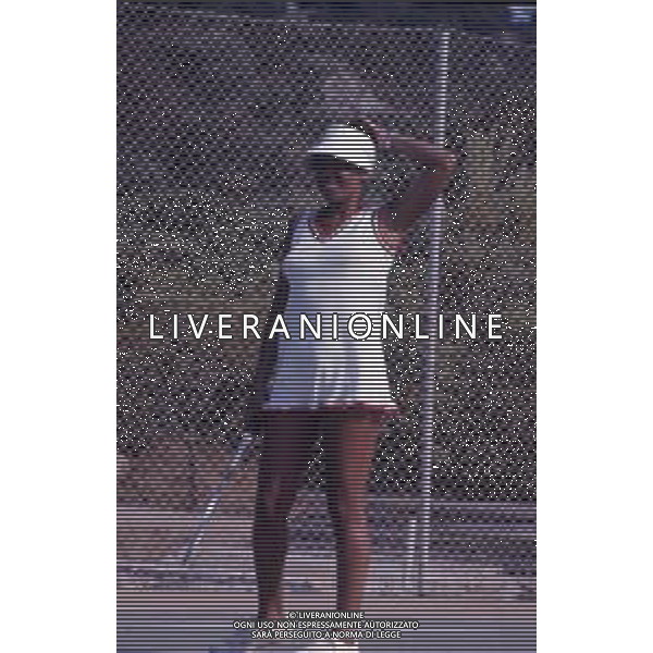 DIAP-RETROSPETTIVA SHIRLEY BASSEY CANTANTE NELLA FOTO SHIRLEY BASSEY GIOCA A TENNIS IN SARDEGNA AG ALDO LIVERANI SAS 