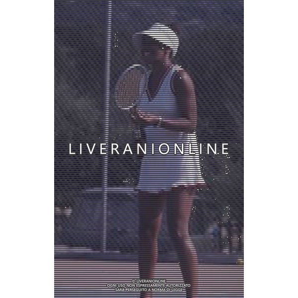DIAP-RETROSPETTIVA SHIRLEY BASSEY CANTANTE NELLA FOTO SHIRLEY BASSEY GIOCA A TENNIS IN SARDEGNA AG ALDO LIVERANI SAS 