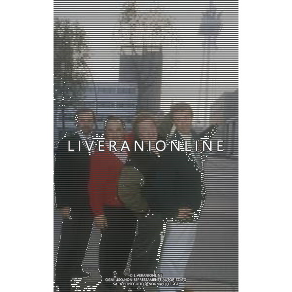 RETROSPETTIVA GIUSEPPE RECCHIA REGISTA TELEVISIVO NELLA FOTO GIUSEPPE RECCHIA CON EZIO GREGGIO ANTONIO RICCI E GIANFRANCO D\'ANGELO NELL \'ANNO 1987 CAST DI“ STRISCIA LA NOTIZIA “DAVANTI ALLA SEDE RAI DI CORSO SEMPIONE A MILANO AG ALDO LIVERANI SAS  
