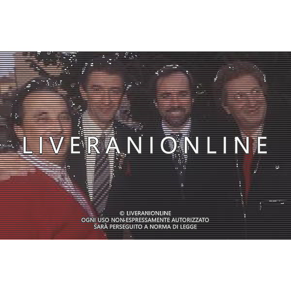 RETROSPETTIVA GIUSEPPE RECCHIA REGISTA TELEVISIVO NELLA FOTO GIUSEPPE RECCHIA CON EZIO GREGGIO ANTONIO RICCI E GIANFRANCO D\'ANGELO NELL \'ANNO 1987 CAST DI“ STRISCIA LA NOTIZIA “DAVANTI ALLA SEDE RAI DI CORSO SEMPIONE A MILANO AG ALDO LIVERANI SAS  