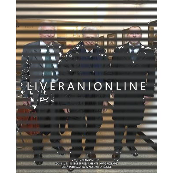 MILANO 24/11/2005 LIBRERIA FELTRINELLI DI VIA MANZONI NELLA FOTO FURIO COLOMBO TRA GIORGIO POIDOMANI E FRANCESCO D\' ETTORE RISPETTIVAMENTE AMMINISTRATORE DELEGATO E CONSIGLIERE DEL GRUPPO N.I.E. PROPRIETARIO DE L\' UNITA\' FOTO ROMANO/AG ALDO LIVERANI