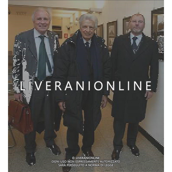 MILANO 24/11/2005 LIBRERIA FELTRINELLI DI VIA MANZONI NELLA FOTO FURIO COLOMBO TRA GIORGIO POIDOMANI E FRANCESCO D\' ETTORE RISPETTIVAMENTE AMMINISTRATORE DELEGATO E CONSIGLIERE DEL GRUPPO N.I.E. PROPRIETARIO DE L\' UNITA\' FOTO ROMANO/AG ALDO LIVERANI