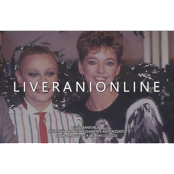 DIAP-RETROSPETTIVA ENRICA BONACCORTI ATTRICE E CONDUTTRICE TELEVISIVA NELLA FOTO ENRICA BONACCORTI CON RAFFAELLA CARRA\'NELLA TRASMISSIONE TELEVISIVA PRONTO CHI GIOCA NELL\'ANNO 1985 FOTO EDGARDO DELLA SCORCIOSA-AG ALDO LIVERANI SAS 