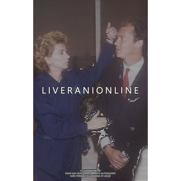 DIAP-RETROSPETTIVA ENRICA BONACCORTI ATTRICE E CONDUTTRICE TELEVISIVA NELLA FOTO ENRICA BONACCORTI CON PAULO ROBERTO FALCAO NELLA TRASMISSIONE TELEVISIVA PRONTO CHI GIOCA NELL\'ANNO 1985 FOTO EDGARDO DELLA SCORCIOSA-AG ALDO LIVERANI SAS 