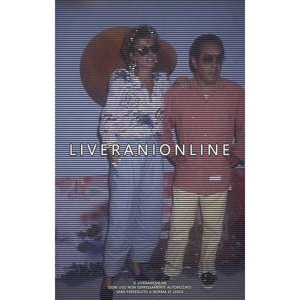 DIAP-RETROSPETTIVA ENRICA BONACCORTI ATTRICE E CONDUTTRICE TELEVISIVA NELLA FOTO ENRICA BONACCORTI CON GIANNI BONCOMPAGNI NELLA TRASMISSIONE TELEVISIVA PRONTO CHI GIOCA NELL\'ANNO 1985 FOTO EDGARDO DELLA SCORCIOSA-AG ALDO LIVERANI SAS 