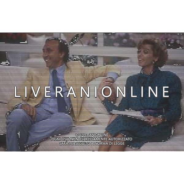 DIAP-RETROSPETTIVA ENRICA BONACCORTI ATTRICE E CONDUTTRICE TELEVISIVA NELLA FOTO ENRICA BONACCORTI CON PIPPO BAUDO NELLA TRASMISSIONE TELEVISIVA PRONTO CHI GIOCA NELL\'ANNO 1985 FOTO EDGARDO DELLA SCORCIOSA-AG ALDO LIVERANI SAS  