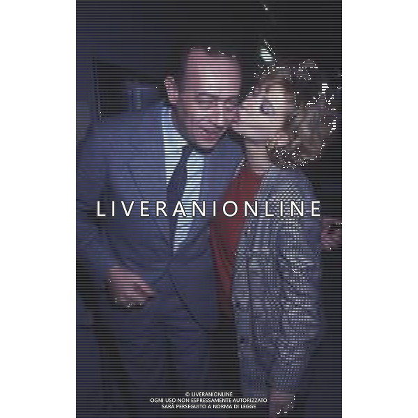 DIAP-RETROSPETTIVA ENRICA BONACCORTI ATTRICE E CONDUTTRICE TELEVISIVA NELLA FOTO ENRICA BONACCORTI CON AMEDEO D\'AOSTA NELLA TRASMISSIONE TELEVISIVA PRONTO CHI GIOCA NELL\'ANNO 1986 FOTO EDGARDO DELLA SCORCIOSA-AG ALDO LIVERANI SAS 