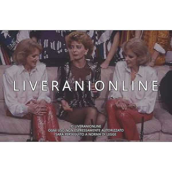 DIAP-RETROSPETTIVA ENRICA BONACCORTI ATTRICE E CONDUTTRICE TELEVISIVA NELLA FOTO ENRICA BONACCORTI CON LE GEMELLE ALICE E HELEN KESSLER NELLA TRASMISSIONE TELEVISIVA PRONTO CHI GIOCA NELL\'ANNO 1986 FOTO EDGARDO DELLA SCORCIOSA-AG ALDO LIVERANI SAS 